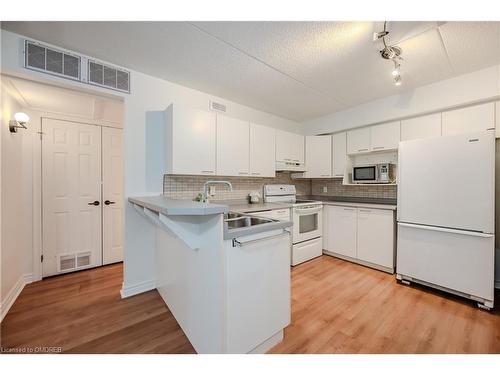 118-2030 Cleaver Avenue, Burlington, ON - Indoor Photo Showing Kitchen With Double Sink