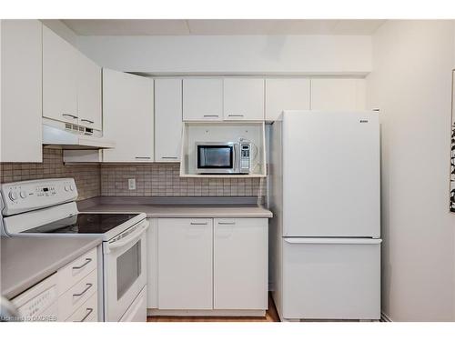 118-2030 Cleaver Avenue, Burlington, ON - Indoor Photo Showing Kitchen