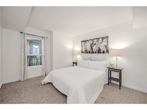 118-2030 Cleaver Avenue, Burlington, ON - Indoor Photo Showing Bedroom