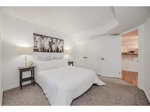 118-2030 Cleaver Avenue, Burlington, ON - Indoor Photo Showing Bedroom