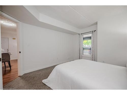 118-2030 Cleaver Avenue, Burlington, ON - Indoor Photo Showing Bedroom