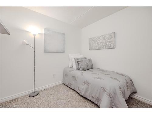 118-2030 Cleaver Avenue, Burlington, ON - Indoor Photo Showing Bedroom