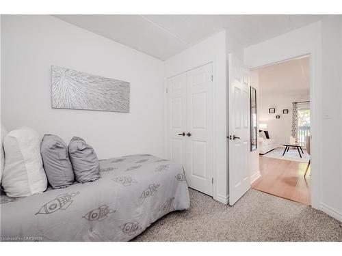 118-2030 Cleaver Avenue, Burlington, ON - Indoor Photo Showing Bedroom