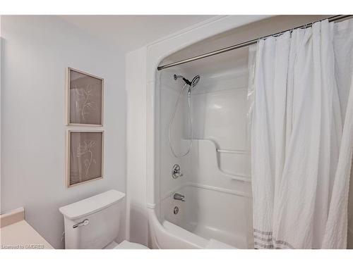 118-2030 Cleaver Avenue, Burlington, ON - Indoor Photo Showing Bathroom