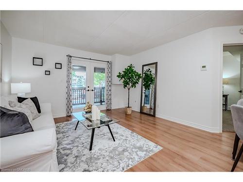 118-2030 Cleaver Avenue, Burlington, ON - Indoor Photo Showing Living Room