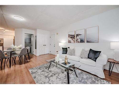 118-2030 Cleaver Avenue, Burlington, ON - Indoor Photo Showing Living Room