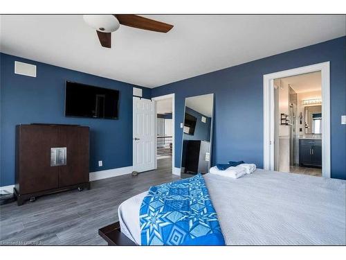 27 Waterview Road, Wasaga Beach, ON - Indoor Photo Showing Bedroom