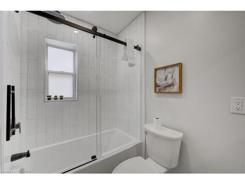42 Madison Avenue, Hamilton, ON - Indoor Photo Showing Bathroom