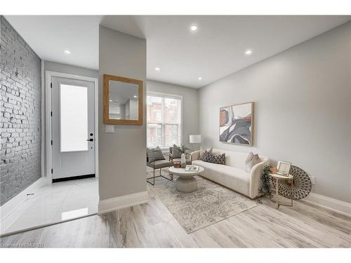 42 Madison Avenue, Hamilton, ON - Indoor Photo Showing Living Room