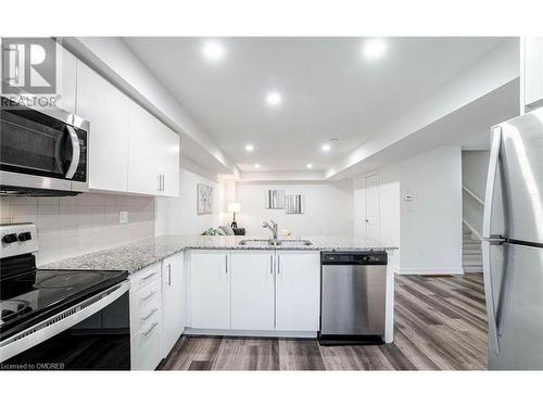 11-205 West Oak Trail, Kitchener, ON - Indoor Photo Showing Kitchen With Stainless Steel Kitchen With Double Sink With Upgraded Kitchen