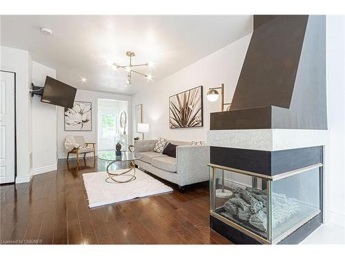 78-1240 Westview Terrace, Oakville, ON - Indoor Photo Showing Living Room