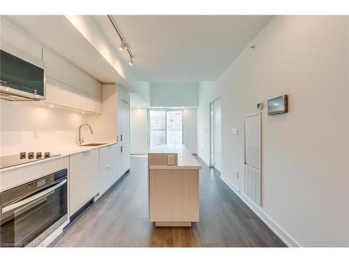 303-370 Martha Street, Burlington, ON - Indoor Photo Showing Kitchen