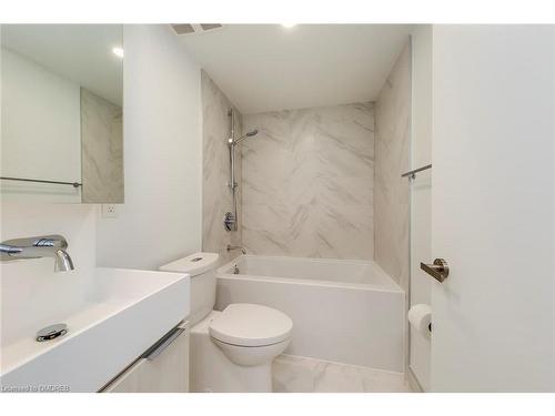 303-370 Martha Street, Burlington, ON - Indoor Photo Showing Bathroom