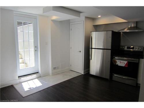 Ll-1070 Gorham Way, Milton, ON - Indoor Photo Showing Kitchen