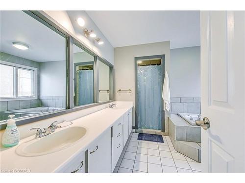 524 Blenheim Crescent, Oakville, ON - Indoor Photo Showing Bathroom