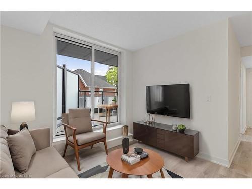 201-370 Martha Street, Burlington, ON - Indoor Photo Showing Living Room