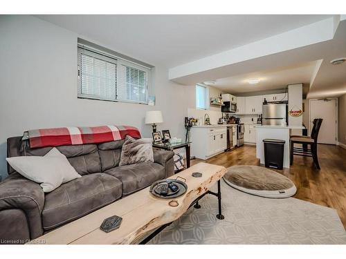 68 Chetwood Street, St. Catharines, ON - Indoor Photo Showing Living Room