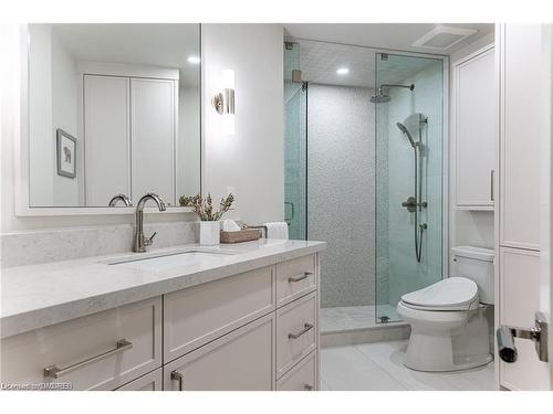 704-50 Old Mill Road, Oakville, ON - Indoor Photo Showing Bathroom