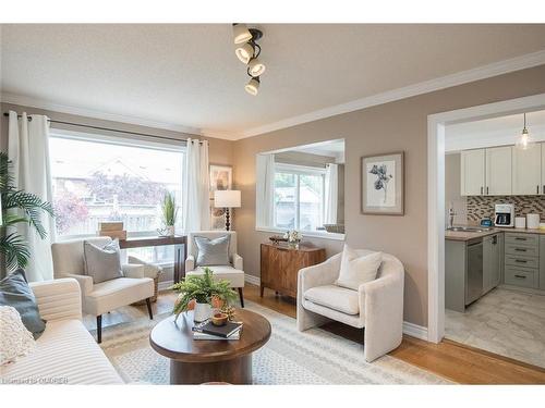 1088 Barclay Circle, Milton, ON - Indoor Photo Showing Living Room