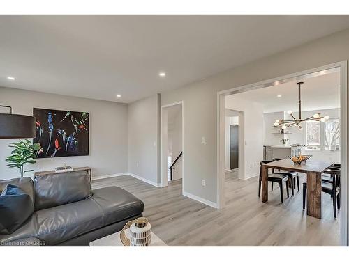 2320 Strawfield Court, Oakville, ON - Indoor Photo Showing Living Room