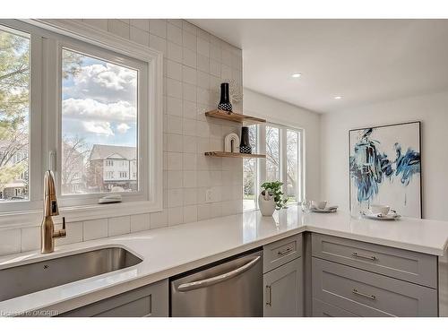 2320 Strawfield Court, Oakville, ON - Indoor Photo Showing Kitchen