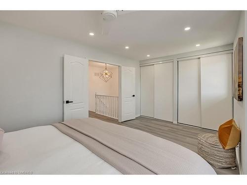 2320 Strawfield Court, Oakville, ON - Indoor Photo Showing Bedroom