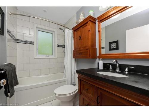 17 Hewson Crescent, Halton, ON - Indoor Photo Showing Bathroom