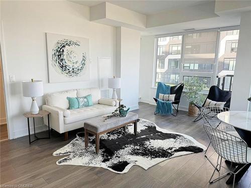 605-2481 Taunton Road, Oakville, ON - Indoor Photo Showing Living Room