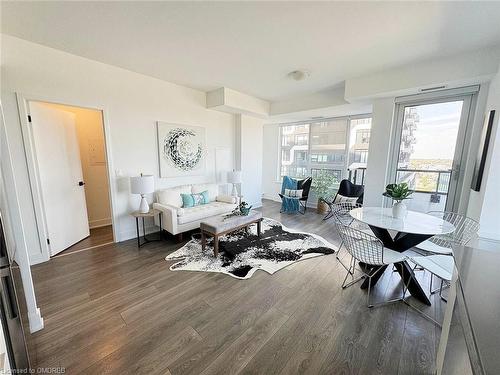 605-2481 Taunton Road, Oakville, ON - Indoor Photo Showing Living Room