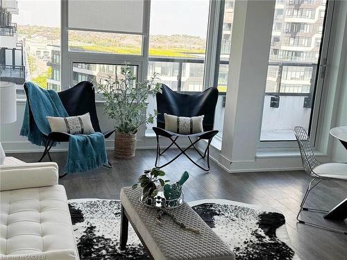 605-2481 Taunton Road, Oakville, ON - Indoor Photo Showing Living Room