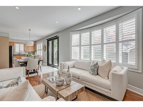 2284 Foxhole Circle, Oakville, ON - Indoor Photo Showing Living Room