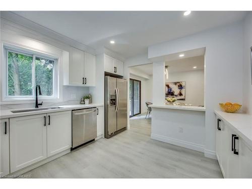 1112 Montgomery Drive, Oakville, ON - Indoor Photo Showing Kitchen