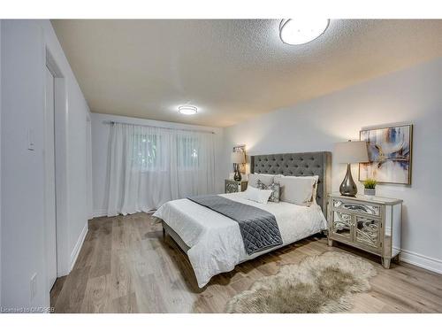 1112 Montgomery Drive, Oakville, ON - Indoor Photo Showing Bedroom