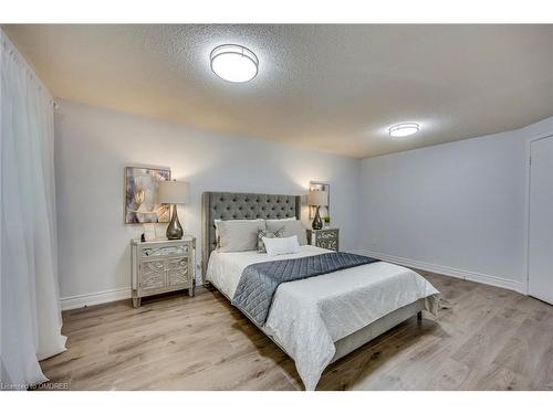 1112 Montgomery Drive, Oakville, ON - Indoor Photo Showing Bedroom