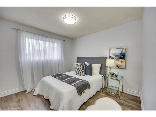 1112 Montgomery Drive, Oakville, ON - Indoor Photo Showing Bedroom