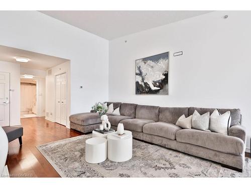 411-1490 Bishops Gate, Oakville, ON - Indoor Photo Showing Living Room