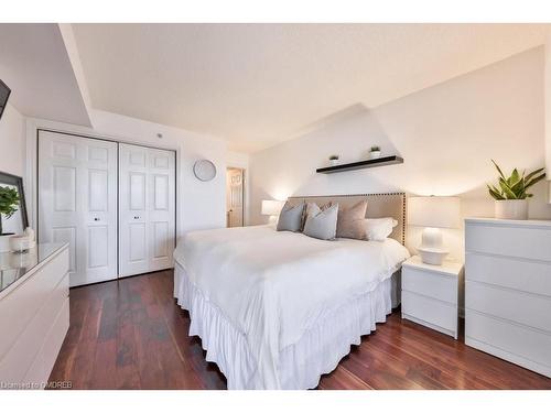 411-1490 Bishops Gate, Oakville, ON - Indoor Photo Showing Bedroom