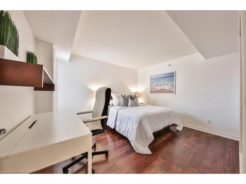 411-1490 Bishops Gate, Oakville, ON - Indoor Photo Showing Bedroom