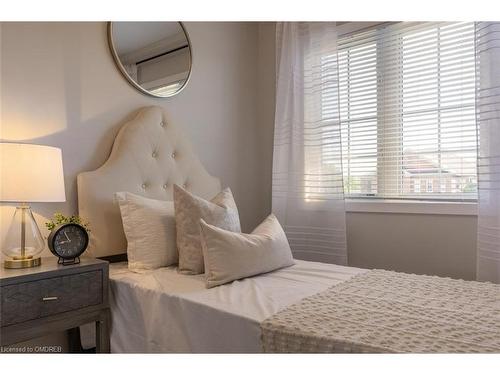 5954 Algarve Drive, Mississauga, ON - Indoor Photo Showing Bedroom
