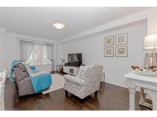 7711 Redbud Lane, Niagara Falls, ON - Indoor Photo Showing Living Room