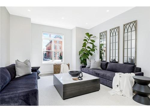 103 Victoria Street, Milton, ON - Indoor Photo Showing Living Room