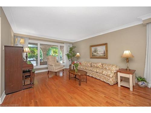 2405 Amblecote Lane, Burlington, ON - Indoor Photo Showing Living Room