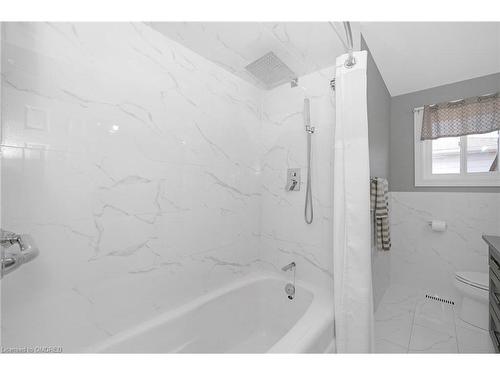 2405 Amblecote Lane, Burlington, ON - Indoor Photo Showing Bathroom