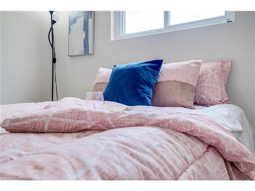 6-453 Woodview Road, Burlington, ON - Indoor Photo Showing Bedroom