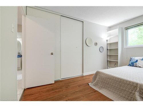 6-453 Woodview Road, Burlington, ON - Indoor Photo Showing Bedroom