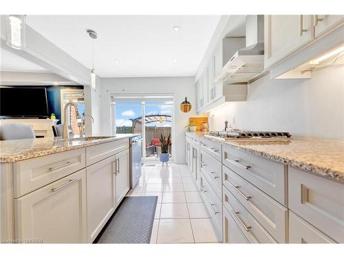 35-1000 Asleton Boulevard, Milton, ON - Indoor Photo Showing Kitchen With Upgraded Kitchen