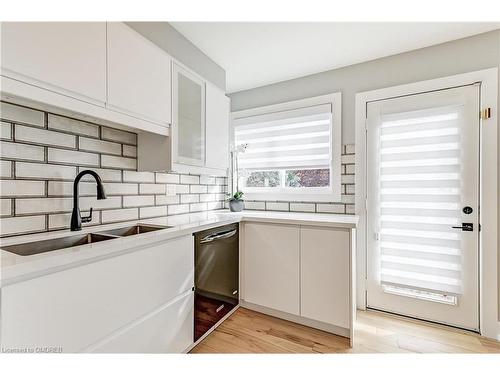 2378 Proudfoot Trail, Oakville, ON - Indoor Photo Showing Kitchen With Double Sink With Upgraded Kitchen