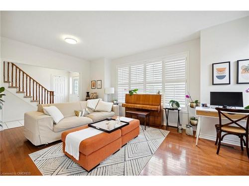 44-300 Ravineview Way, Oakville, ON - Indoor Photo Showing Living Room