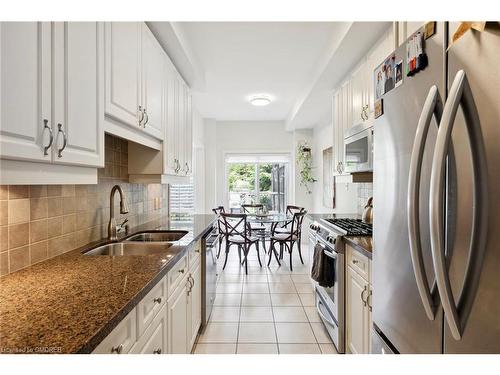 44-300 Ravineview Way, Oakville, ON - Indoor Photo Showing Kitchen With Double Sink With Upgraded Kitchen