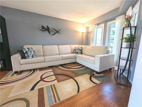 1160 Montgomery Drive, Oakville, ON - Indoor Photo Showing Living Room